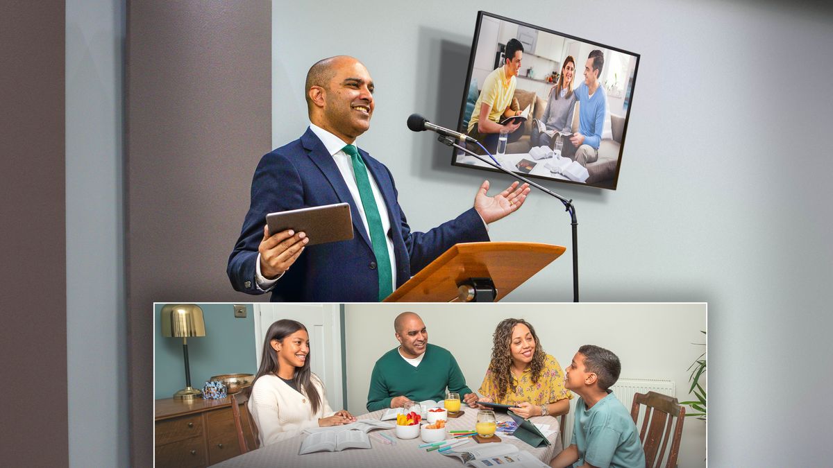 Conjunto de imagens: 1. Um irmão faz uma parte numa reunião. Ao lado dele, aparece na TV uma imagem de uma família fazendo uma adoração em família, todos estão sorrindo. 2. O mesmo irmão está fazendo a adoração com a família dele.