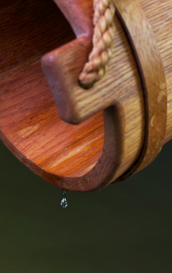 Uma gota de água caindo de um balde