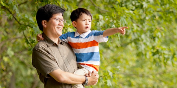 Um pai e seu filhinho admirando a natureza juntos