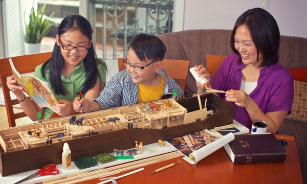 Uma família nos Estados Unidos construindo uma maquete da arca de Noé