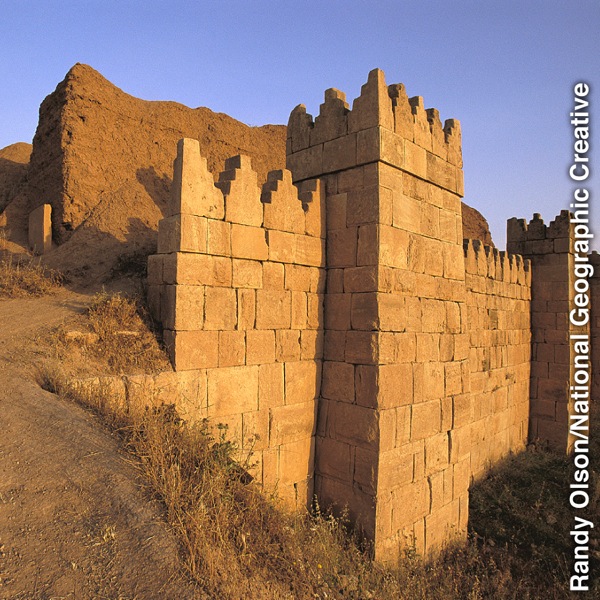 Um muro reconstruído nas ruínas da antiga Nínive