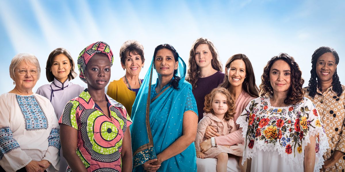 Várias mulheres sorrindo, de diferentes idades, nacionalidades e culturas.