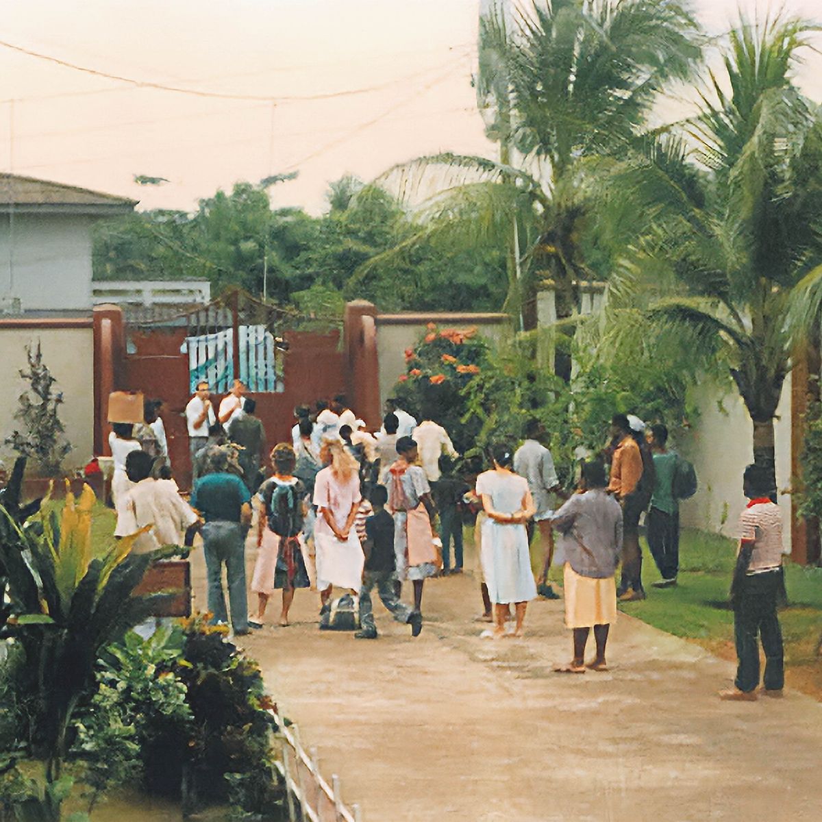 Irmãos conversando com refugiados no Betel da Libéria.