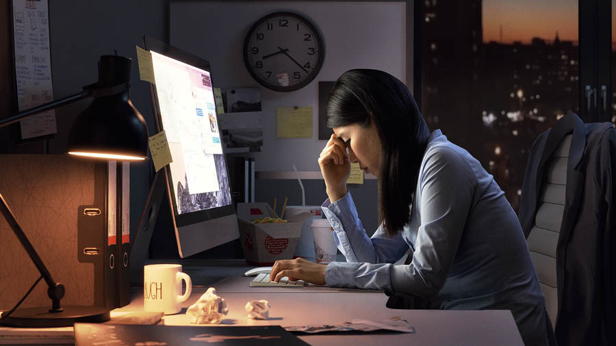 Tarde da noite, uma das jovens está sentada em frente ao computador, cansada e estressada.
