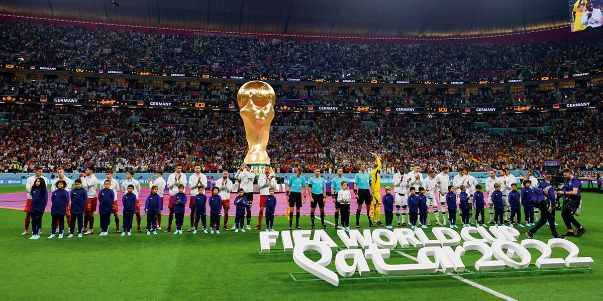 Participantes de la Copa Mundial en un campo de fútbol de Catar.