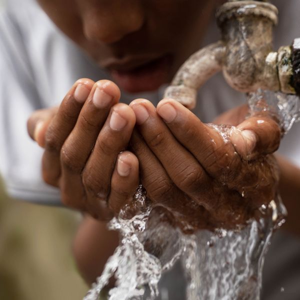 Una fábrica arroja contaminantes a una masa de agua dulce.