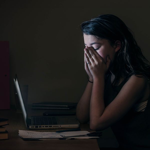 Imágenes de los efectos tan negativos de algunos sucesos terribles. 1. Una calle abandonada en un pueblo devastado por la guerra; se ve un vehículo destruido por las bombas. 2. Una adolescente angustiada. 3. Una mujer y un niño caminando por una carretera inundada. 4. Una montaña de escombros de un edificio que se derrumbó. 5. Una mujer con una mascarilla o cubrebocas mira por una ventana.