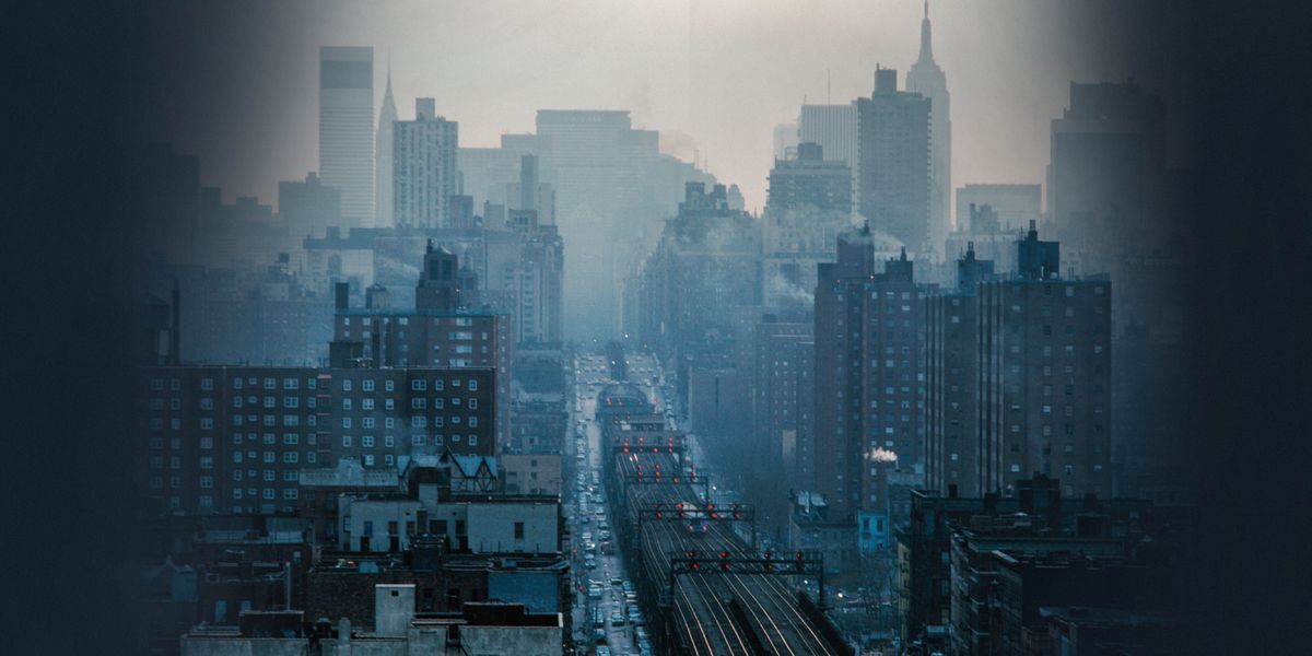 Una gran ciudad con mucha contaminación. Hay edificios viejos y deteriorados.