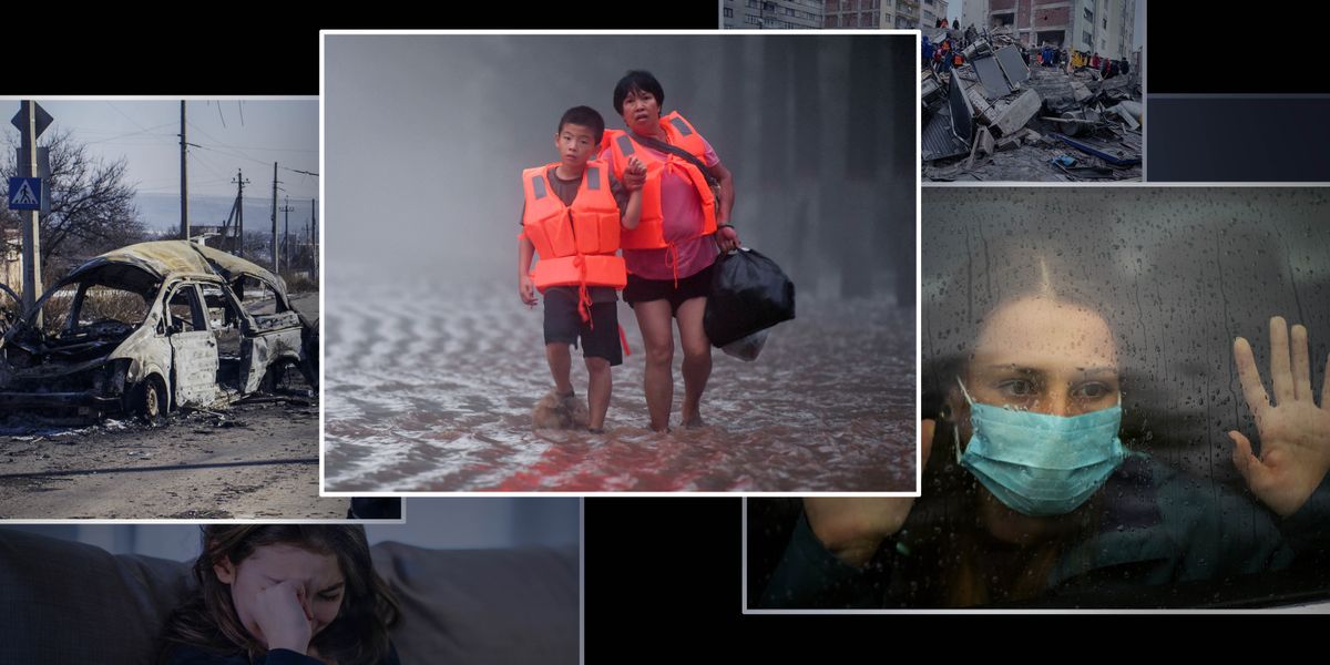 Imágenes de los efectos tan negativos de algunos sucesos terribles. 1. Una calle abandonada en un pueblo devastado por la guerra; se ve un vehículo destruido por las bombas. 2. Una adolescente angustiada. 3. Una mujer y un niño caminando por una carretera inundada. 4. Una montaña de escombros de un edificio que se derrumbó. 5. Una mujer con una mascarilla o cubrebocas mira por una ventana.