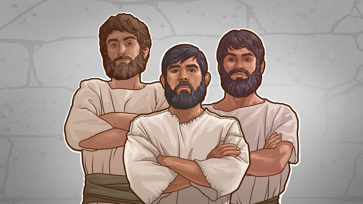 Tres hombres israelitas de pie con los brazos cruzados delante de una muralla de piedra.