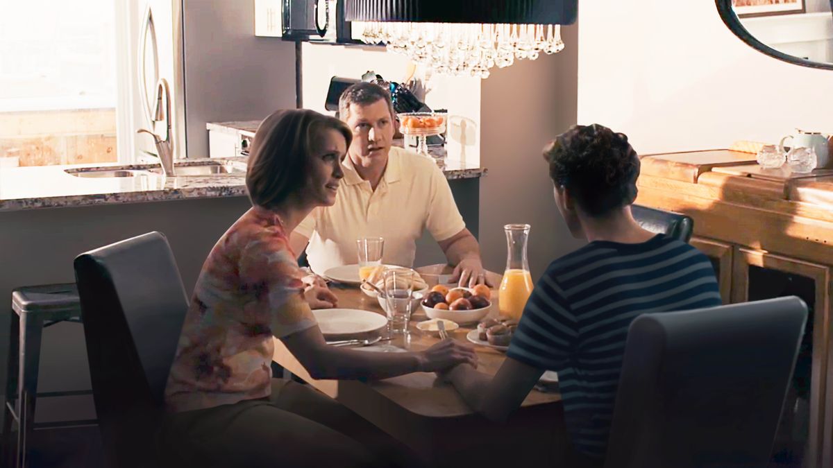 Una imagen del video “Dios ‘está enterado de los secretos del corazón’”. El hermano conversa con sus padres mientras comen juntos en la casa.