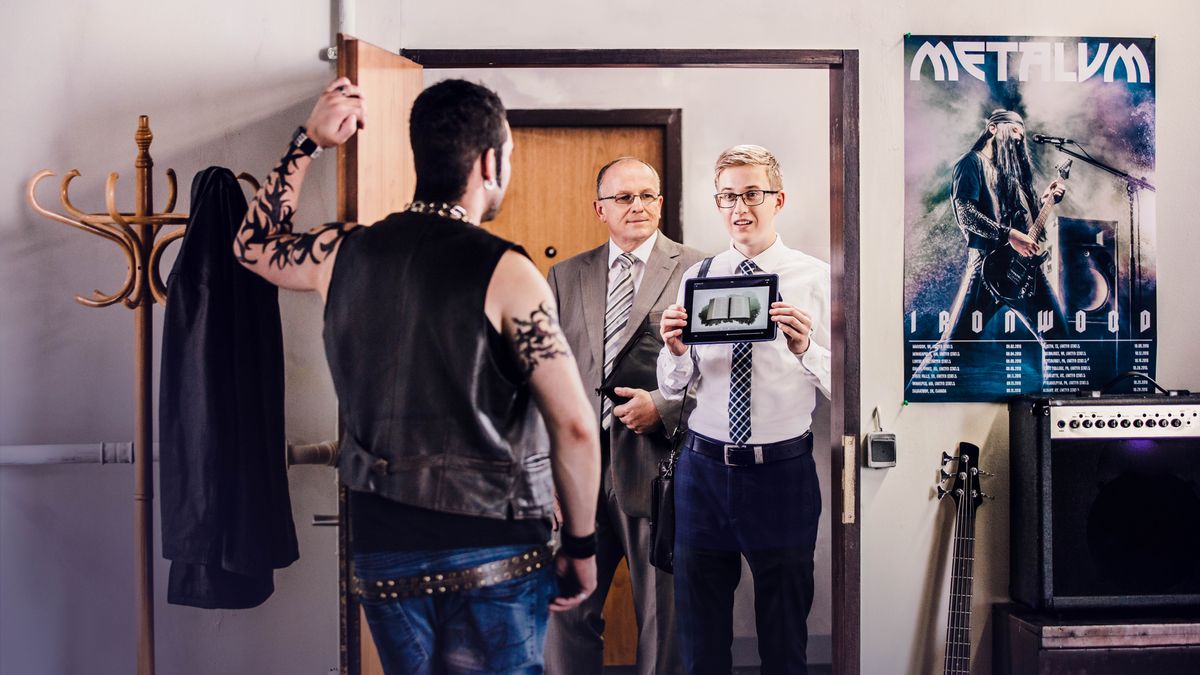 En la predicación, dos hermanos le hablan a un hombre tatuado que intimida. El hermano más joven le muestra el video “¿Por qué estudiar la Biblia?”. En la pared hay un póster de una banda de heavy metal.