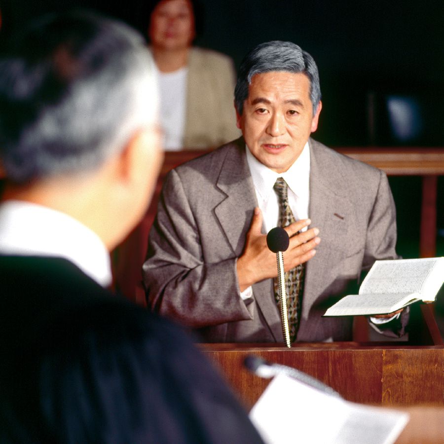 Uj hermano makinpi uj Bibliata kichasqata japʼishan, juzgadopi kaj juezpa ñaupaqenpitaj Diosmanta cheqa kajta sutʼinchashan.