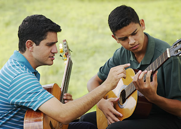 Bruno guitarra tocayta yachachishan