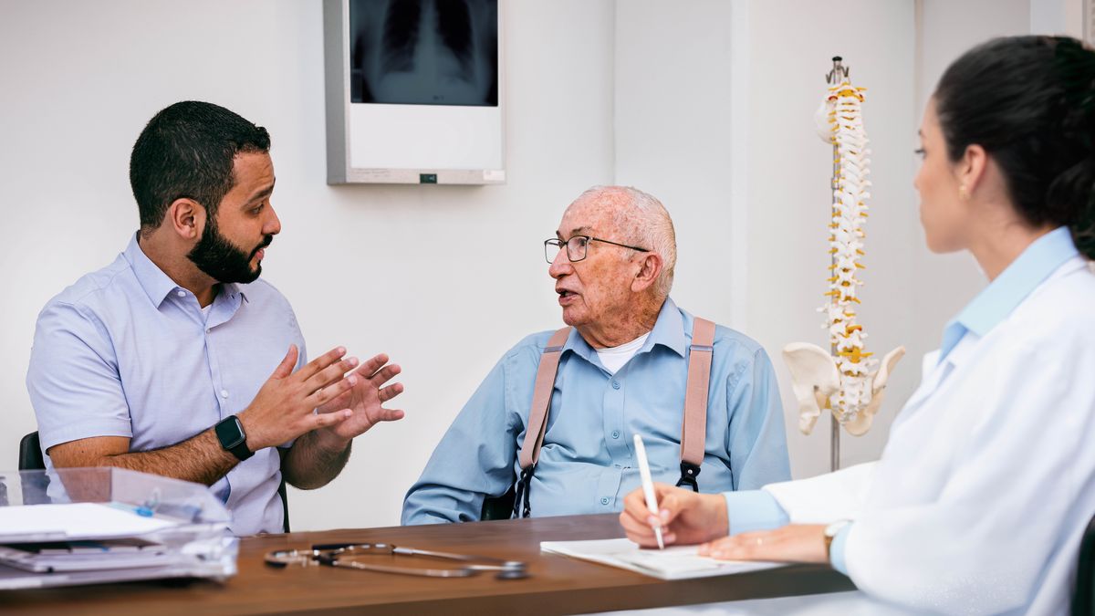 Mozo hermanunchi juc mayor hermanuta yanapan doctoranwan parlananpaj.