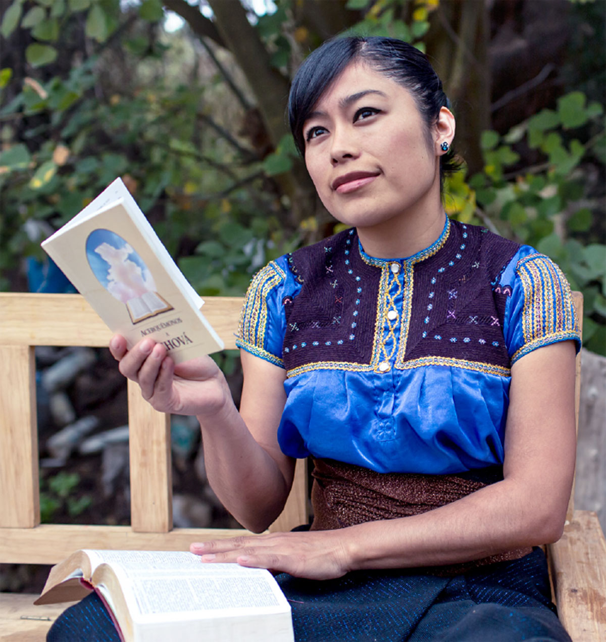 Jun qachalal ixoq tajin kchoman chrij ri xusikʼij uwach pa ri wuj Acerquémonos a Jehová xuqujeʼ rukʼ ri uBiblia