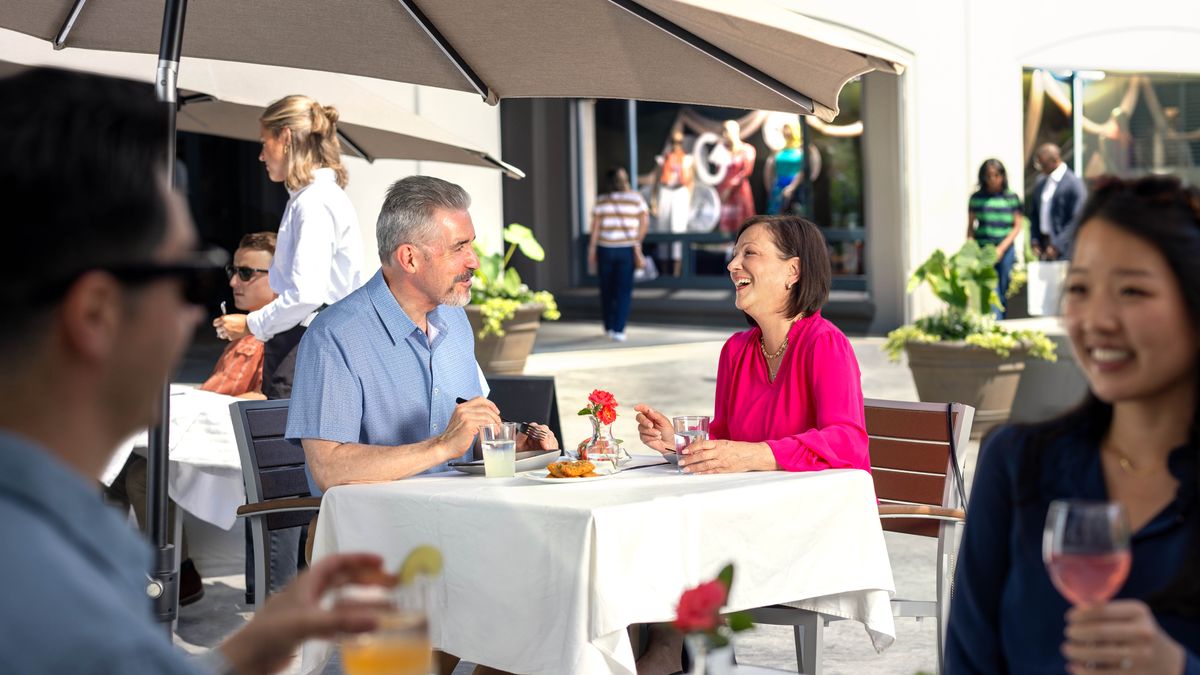 Jun pareja de novios kekikotik tajin kkitij kiwa pa jun restaurante, ri e qachalal ya e nim chik.
