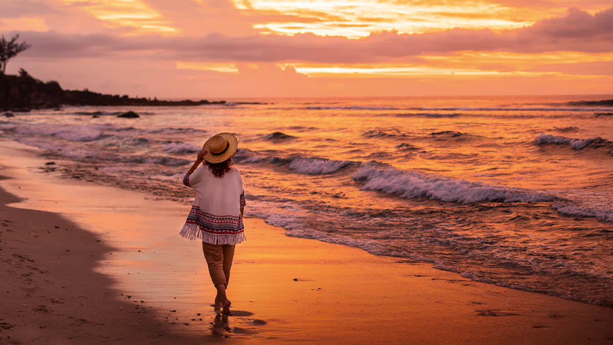 Jun qachalal ixoq tajin kbʼin chuchiʼ ri playa are chiʼ tajin kqaj bʼi ri qʼij y tajin kril ri olas rech ri mar.