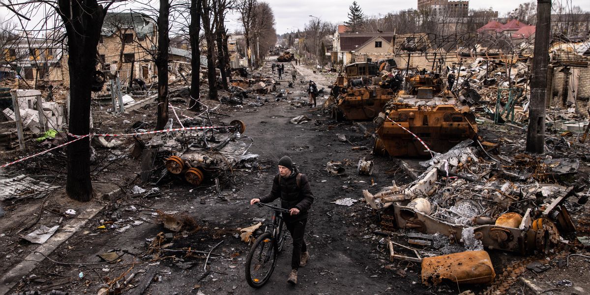 Guërra kaptin wayikuna, imëka cösaskuna y militarkunapa cärrunkuna ushakashqa sitiuchömi juk nuna biciclëtata tanqëkan o kumëkan.