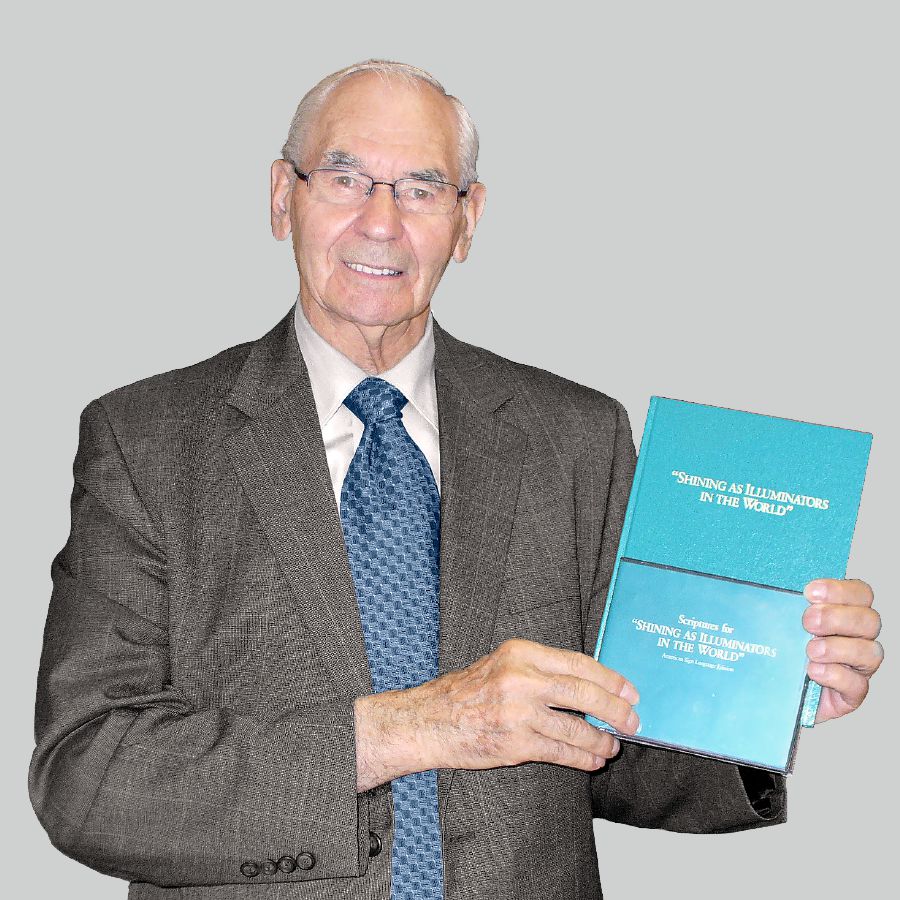 Walter Markin 79 watayoq këkarmi, sëñas idiömachö precursorkunapaq librunta y juk DVD rikätsikikan