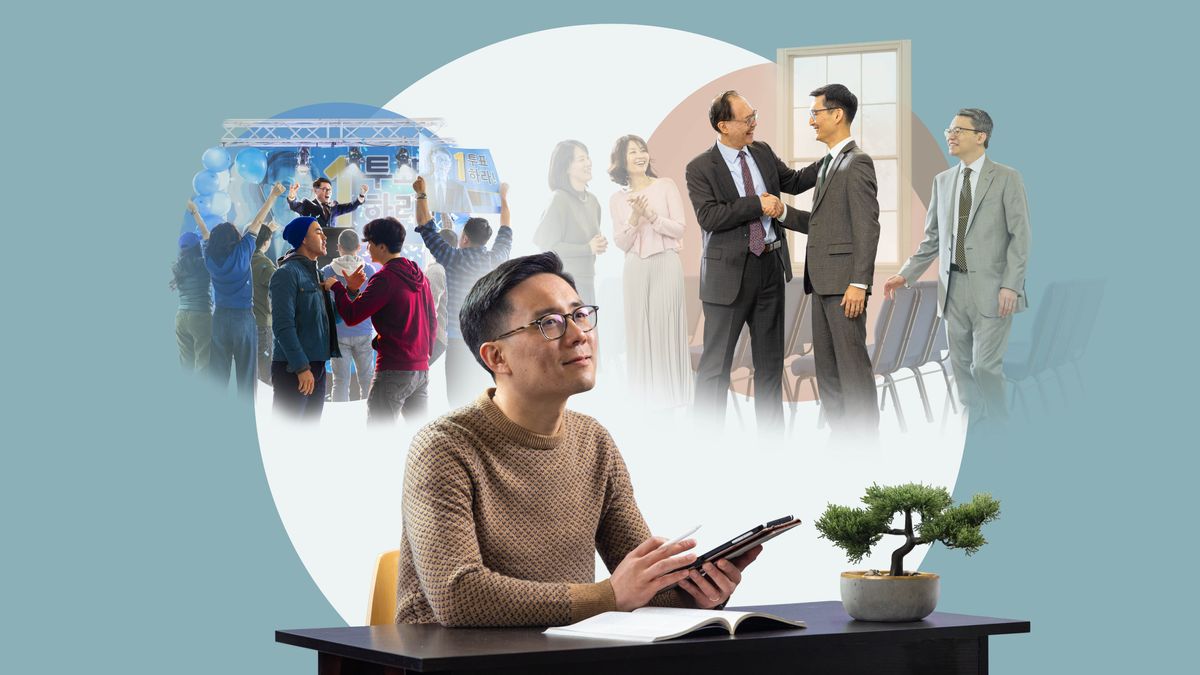 Shuj huauquiga cai mundobu gobiernogunamunda Jehová Diosbu gobierno ashtaun alli gashcada yuyan, chaimunda huaquin fotoguna: 1. Huauqui genteguna shuj debate politicobi rrimanajun. 2. Huauquipanigunami juyaiun Salón del Reinobi saludanajun.