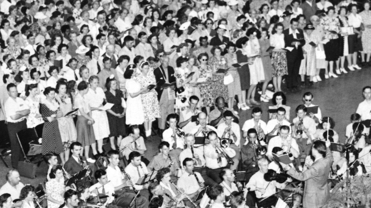 “Del pasado al presente: Canciones que alaban a Jehová (parte 2)” nishca videobu foto. Shuj jatun asambleabi, huauquipanigunami orquestaun cantanajun.