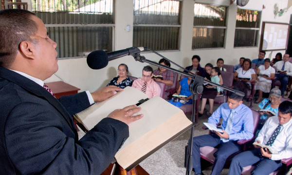 Braillepi caj paipaj Bibliahuanmi huauqui Julio Corioca testigo de Jehovacunapaj tandanacuna huasipi shuj conferenciata cucun