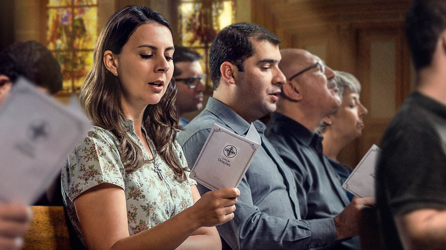 Shuj iglesiapimi gentecunaca shuj libropi tiyaj mañashcacunata rezacun.