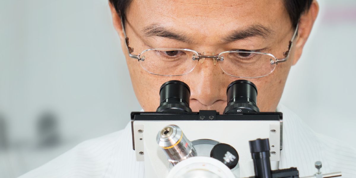 Yan-Der Hsuuw sutiyuq profesormi microscopio nisqankuwan qawachkan