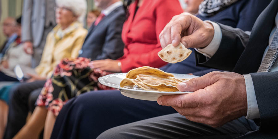 Hanaq pachapaq akllasqa iñiqmasinchikmi Jesuspa wañukusqanta yuyarinapaq huñunakuypi tantata hapichkan.