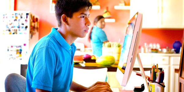 Huk wayna Internetman haykushan, mamantaq payta qhawashan