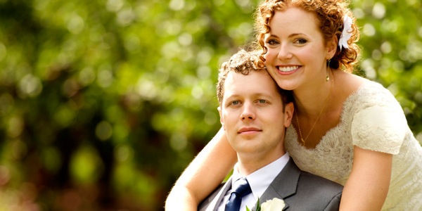 Huk esposo esposanwan casarakusqanku p’unchaypi
