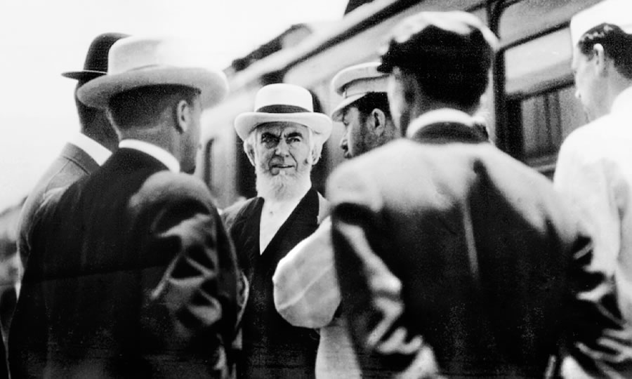 Charles Russell iñiqmasi yanapaqninkunawan rimashan