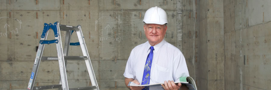 Peter Johnson iñiqmasinchisqa wasikunata hatarichispa llank’an