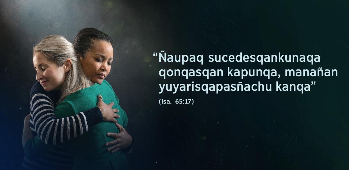 Iskay hermananchiskunan abrazaykuspa thaj kashanku, paykunaq ladonpitaq Isaías 65:17 texto qelqasqa kashan. Chaypin nin: “Ñaupaq sucedesqankunaqa qonqasqan kapunqa, manañan yuyarisqapasñachu kanqa”, nispa.