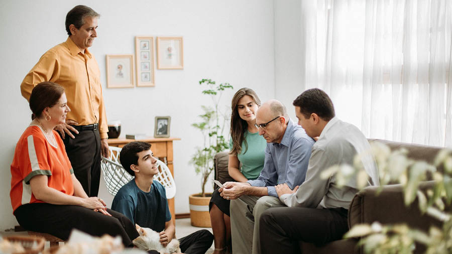 Te mou ra tetai tangata tei rokoia e te tumatetenga i te tutu e te akapumaanaia ra aia e tona au oa.