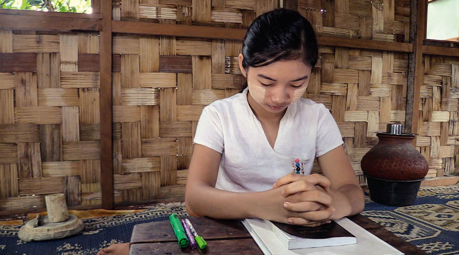 In zimaj i sort dann vidéo « Jeunes, goûtez et voyez que Jéhovah est bon ». In jeun seur i pri avan komans son létud individuèl.