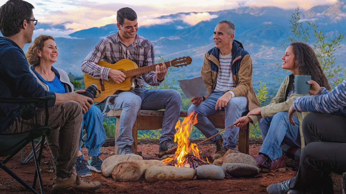 Bann kamarad lé asiz otour in fé. Inn an parmi zot dé i joué gitar.