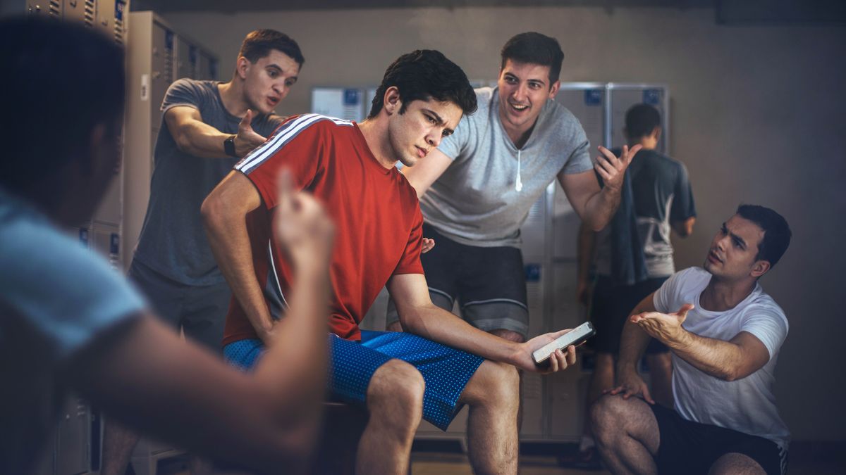In jèn frèr lé dann vèstièr son lékol. Son bann kamarad i ésèy fé présion d’si li, komsa li fé bann mové zafèr su son téléfone. Lo jèn frèr-la lé antrèn domand ali si li sa ékout banna ou pa.