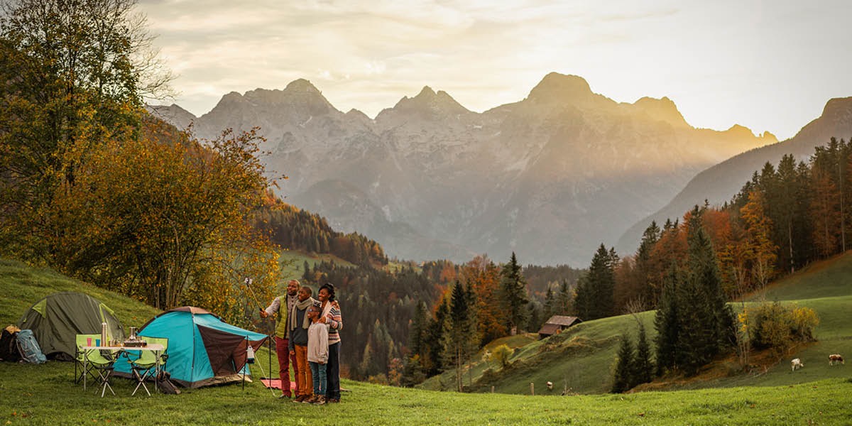 Jekh familija kampujnela hem slikinela pe ki planina