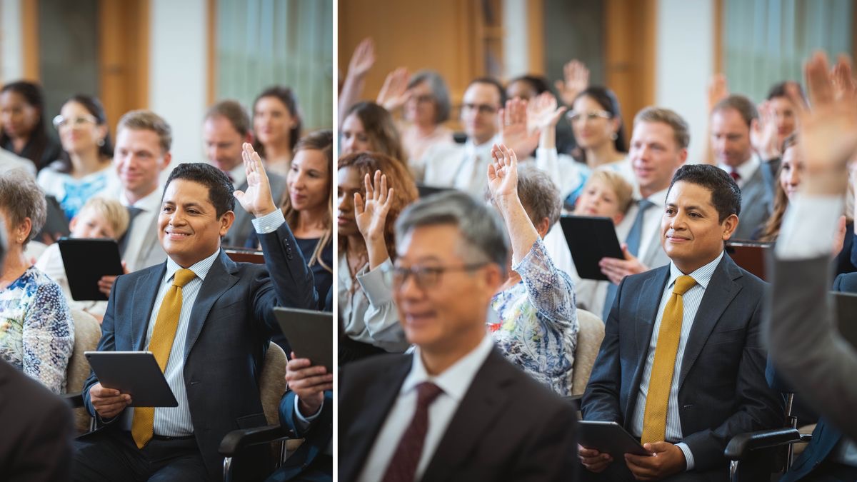 Colaj: 1) La o întrunire a congregației, unul dintre frații prezentați în imaginea anterioară ridică mâna pentru a răspunde. 2) Mai târziu, el decide să nu mai ridice mâna în timp ce alții din auditoriu au mâinile ridicate.
