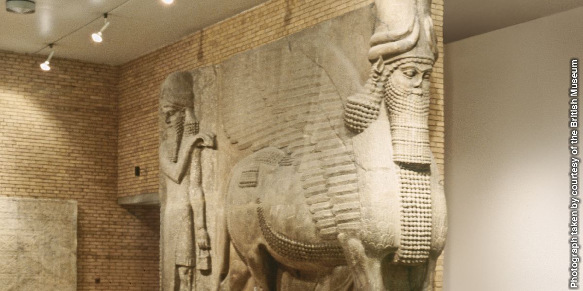 Statuie antică reprezentând un taur înaripat, cu cap de om