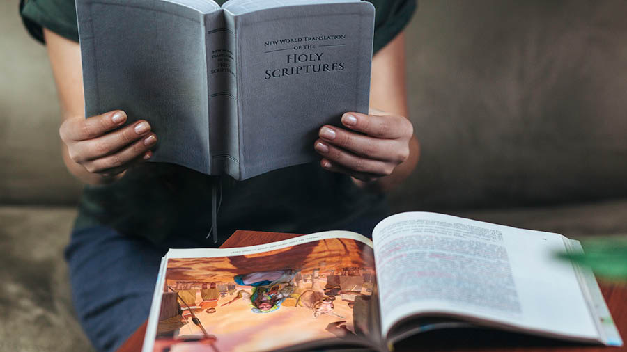 I phei citisarel andai Biblia hai anda iech publicația bazome pi Biblia.