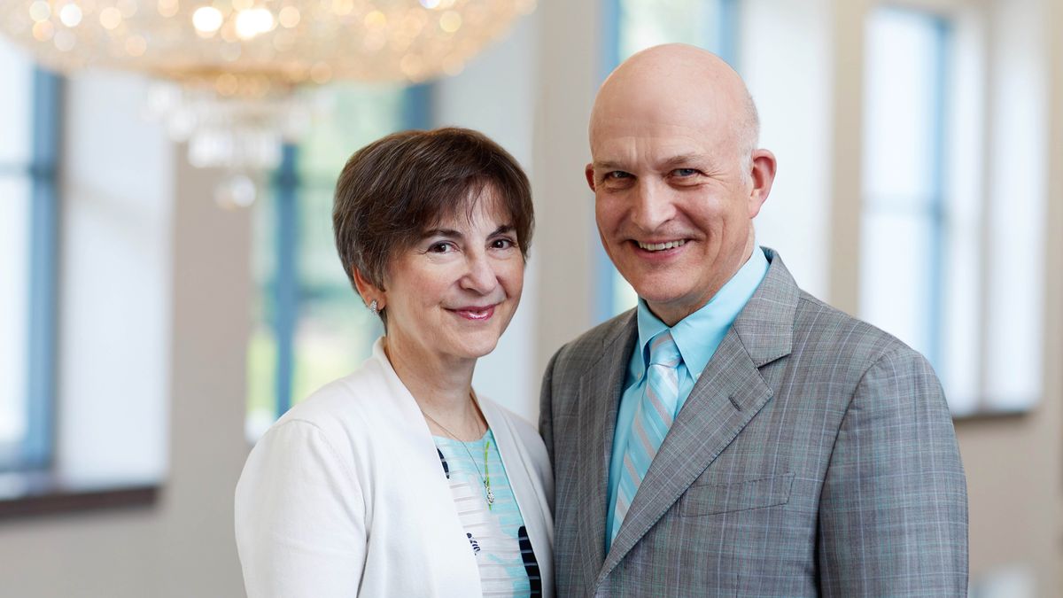 O Philip hai i Elizabeth Brumley.
