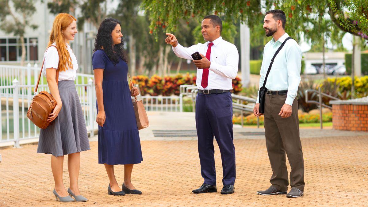Akadivar aad ni anambaz aad ad mu mudimu wa kulejan. Mukadivar umwing uyilejin anambaz ndond ya kulejen.