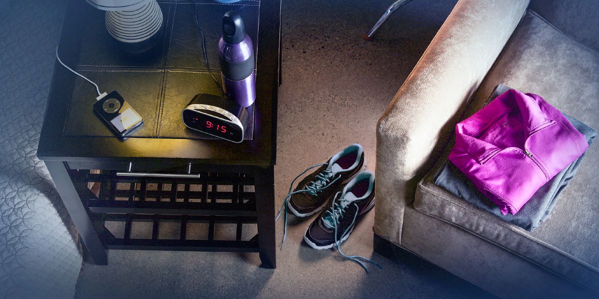 Haine de sport, adidași, o sticlă de apă și un dispozitiv electronic pregătite de seara