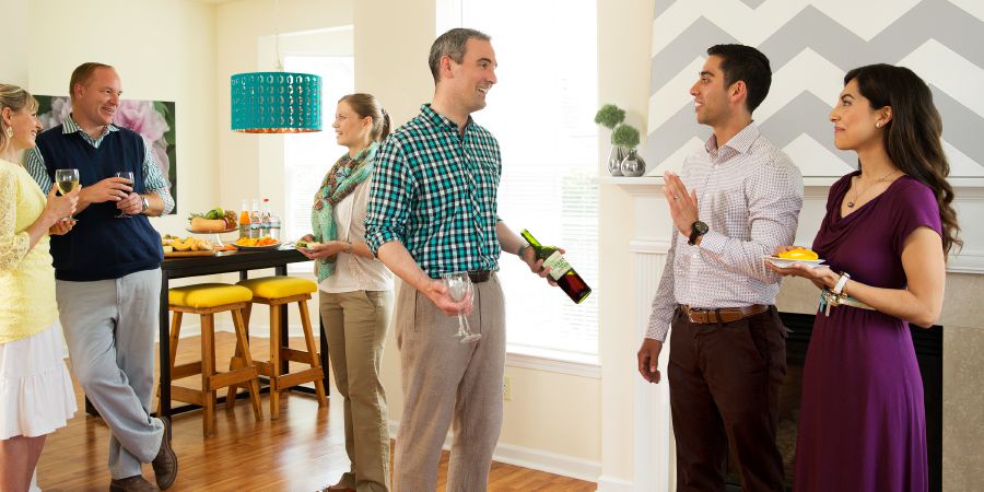 Un frate refuză un pahar de vin la o petrecere