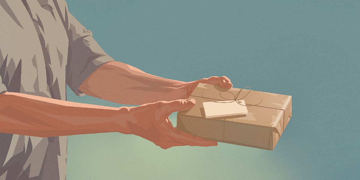 Мужчина держит в руках подарок
