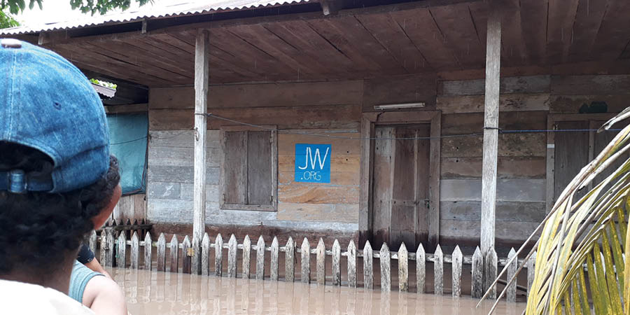 Зал Царства в Ла-Крус стоит наполовину в воде; вода почти покрыла забор перед Залом Царства.