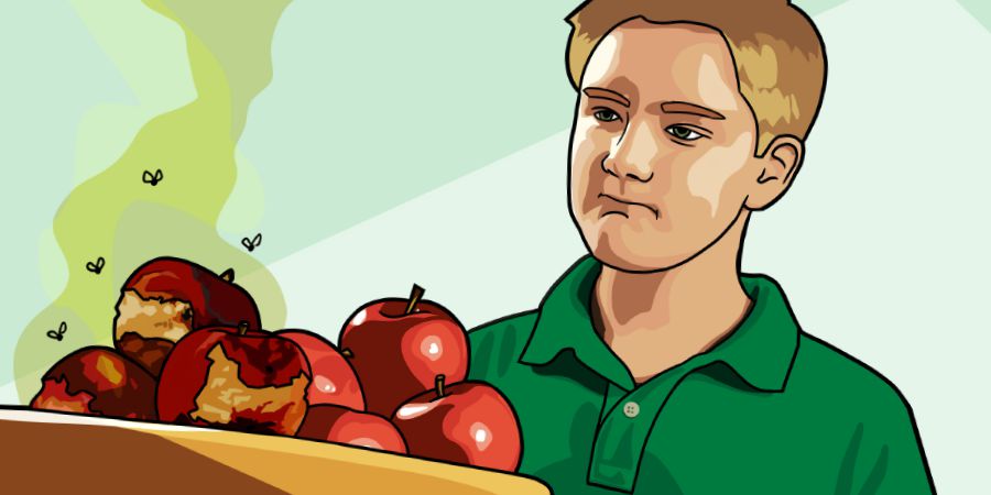 Юноша смотрит на гнилые яблоки